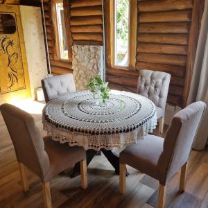 una mesa de comedor con 2 sillas y un asterisco en Cabaña Cielos del Champaqui 6 kms VGB, en Villa Ciudad Parque