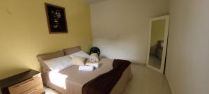 a bedroom with a bed with towels on it at Espaço Brisa in Domingos Martins