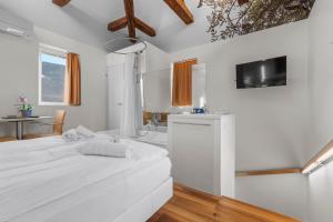 TV a/nebo společenská místnost v ubytování Hôtel de la Poste Sierre