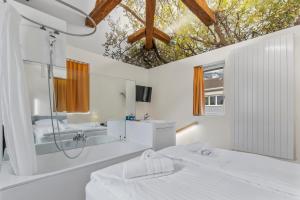 Llit o llits en una habitació de Hôtel de la Poste Sierre