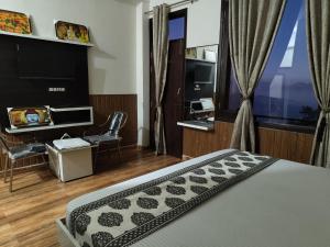 a bedroom with a bed and a desk and a window at The Maiden's Blush in Chachyot