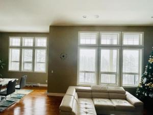 Area tempat duduk di Guest room with private bath in Langford