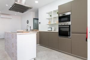 Kuchyň nebo kuchyňský kout v ubytování Sandstone Apartment 19