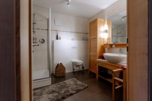 Un baño con lavabo, ducha e inodoro. en Watzmann-Appartement, en Ramsau 34 fotos más