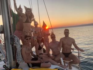 Un gruppo di persone che posano per una foto su una barca di Perseus Sailing Cruises a Souda (Suda)