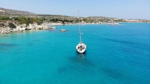 una barca bianca in mezzo a un grande bacino d'acqua di Perseus Sailing Cruises a Souda (Suda)