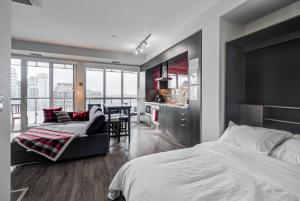 ein Schlafzimmer mit Bett und ein Esszimmer in der Unterkunft CN lovers in Toronto + 47 Fotos