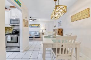 Kuchyň nebo kuchyňský kout v ubytování Funshine Pointe Capri