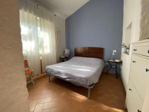 a small bedroom with a bed and a window at Villa trilocale CON SPIAGGIA E PISCINA incluse - Taunus Vacanze Villa Primule in Numana +9 photos