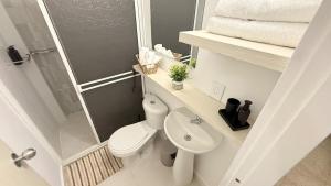a bathroom with a toilet and a sink and a shower at Casa en La Buena Mesa en Envigado in Envigado +45 photos