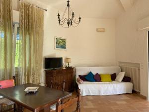 a living room with a couch and a table at Villa trilocale CON SPIAGGIA E PISCINA incluse - Taunus Vacanze Villa Primule in Numana