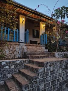 Un conjunto de escaleras que conducen a una casa en Farmer's Deck Farmstay - Hill Top Villa, en Chanere