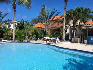 La alberca dentro o cerca de Casalina Garden 2 blocks to Palm Beach & Kitesurfing school