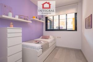 En eller flere senge i et værelse på Blue Lagoone Apartment Palamós + 16 billeder