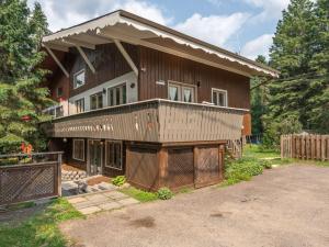 ein großes Holzhaus mit einem großen Balkon in der Unterkunft Laura et Evora Val David in Val-David