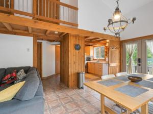 ein Wohnzimmer mit Couch und Tisch in der Unterkunft Laura et Evora Val David in Val-David