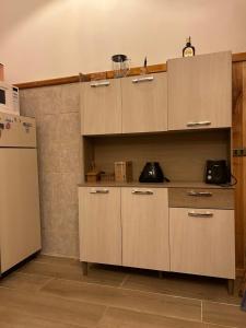 een keuken met houten kasten en een koelkast bij Casa nueva en recinto privado in Licán Ray +12 foto's