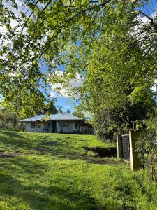 een huis midden in een veld met bomen bij Casa nueva en recinto privado in Licán Ray