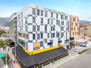 une vue aérienne de l'hôtel Somerset dans une rue de la ville dans l'établissement Sonesta Hotel Bogotá, à Bogotá