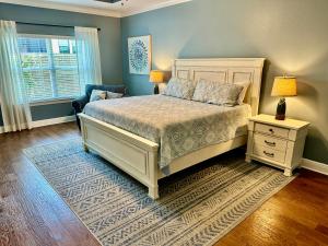 Un dormitorio con una cama y una silla y una ventana. en Available for Season! Ocean Spray 30A at Cypress Breeze Plantation, en Santa Rosa Beach 36 fotos más