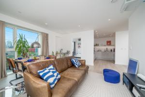 Χώρος καθιστικού στο Waterview apartments with ultra fast wifi close to Excel and O2, corporates and contractors welcome
