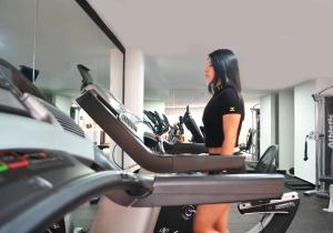 Fitness centrum a/nebo fitness zařízení v ubytování Hotel Grand Park + 37 fotografií