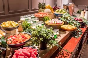 un buffet de fruits et légumes sur une table dans l'établissement Sonesta Hotel Bogotá, à Bogotá 37 autres photos