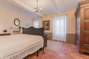 sypialnia z łóżkiem i komodą w obiekcie Casa Rovelli w mieście Alfiano Natta +37 zdjęć