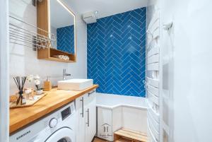 een wasruimte met wasmachine en droger bij L'Escale Parisienne Charmant T2 proche métro et Paris in Pantin