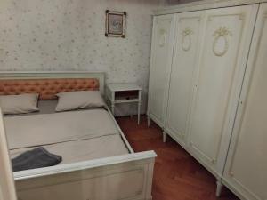 Ένα ή περισσότερα κρεβάτια σε δωμάτιο στο 2 bedroom 1 living room apartment in Old Town