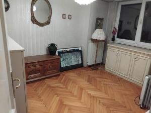 Μια τηλεόραση ή/και κέντρο ψυχαγωγίας στο 2 bedroom 1 living room apartment in Old Town