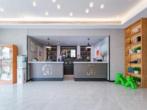 The lobby or reception area at Campanile Wuhan East Lake Xudong Wangjiadun Subway Station