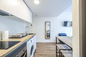 Kuchyň nebo kuchyňský kout v ubytování Elegant Studio with Private Terrace by RentitUP