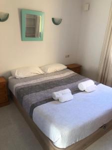 A bed or beds in a room at Calle Goya 16 - 4 personen met gemeenschappelijk zwembad