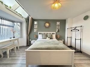 Lilypad Suite - BHX Airport, NEC & HS2客房内的一张或多张床位