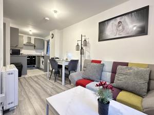 Kuchyň nebo kuchyňský kout v ubytování Lilypad Suite - BHX Airport, NEC & HS2 + 14 fotografií