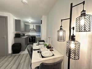 Lilypad Suite - BHX Airport, NEC & HS2的厨房或小厨房