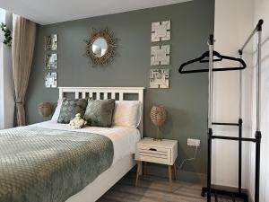 Lilypad Suite - BHX Airport, NEC & HS2客房内的一张或多张床位