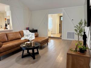 孔洛King Bed Suite in Conroe , Garage Available的带沙发和桌子的客厅