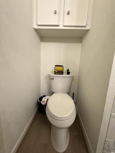 King Bed Suite in Conroe , Garage Available的一间浴室
