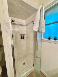King Bed Suite in Conroe , Garage Available的一间浴室