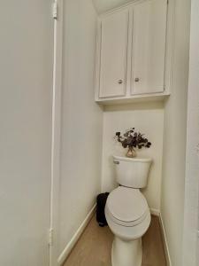 King Bed Suite in Conroe , Garage Available的一间浴室