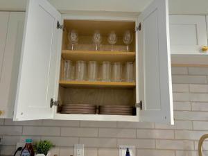 King Bed Suite in Conroe , Garage Available的厨房或小厨房