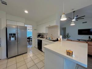 孔洛King Bed Suite in Conroe , Garage Available的厨房配有不锈钢冰箱冰柜