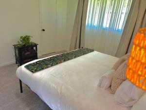 King Bed Suite in Conroe , Garage Available客房内的一张或多张床位