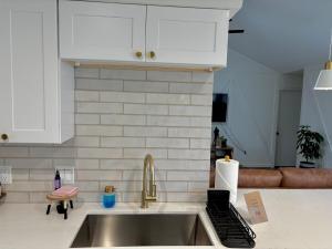 King Bed Suite in Conroe , Garage Available的厨房或小厨房