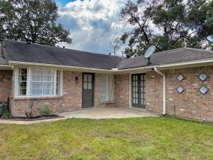 孔洛King Bed Suite in Conroe , Garage Available的一座带卫星的砖屋