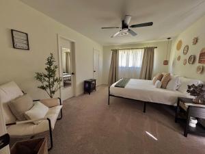 King Bed Suite in Conroe , Garage Available客房内的一张或多张床位