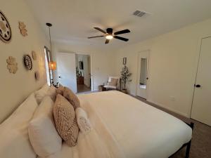 King Bed Suite in Conroe , Garage Available客房内的一张或多张床位