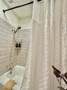 King Bed Suite in Conroe , Garage Available的一间浴室
